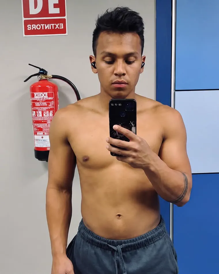 Cristian Dávila antes: foto frente al espejo, sin camiseta.